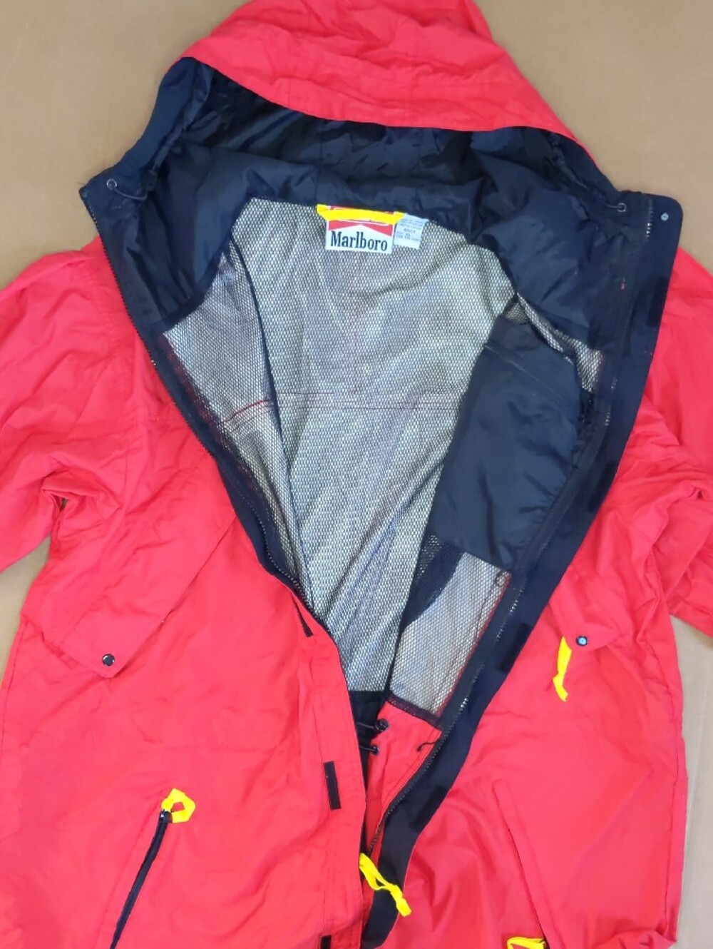 Marlboro Hooded Windbreaker Jacket in Red XL - Picture 3 of 16